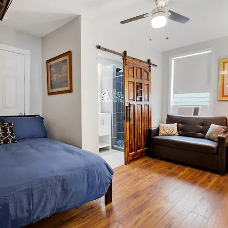 Captivating Conti Hideaway- Mid-city Perfection Holiday home *