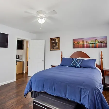 Holiday home Captivating Conti Hideaway- Mid-city Perfection *