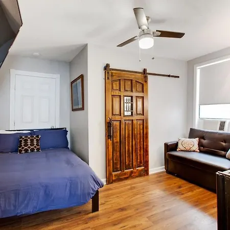 Captivating Conti Hideaway- Mid-city Perfection