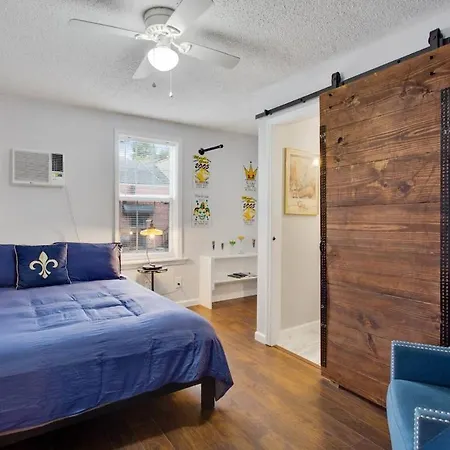 Captivating Conti Hideaway- Mid-city Perfection *