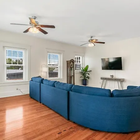 Stunning 2bd Luxury Perfect Nola Location *