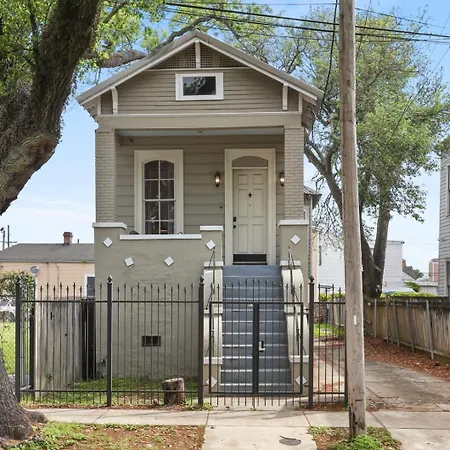 3bd Steps To Saint Charles Gated Parking New Orleans