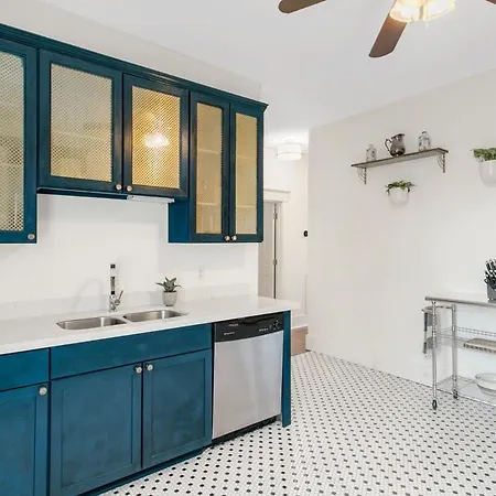 Stunning 2bd Luxury Perfect Nola Location *