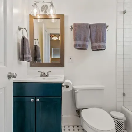 Stunning 2bd Luxury Perfect Nola Location *