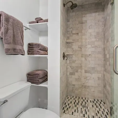 Stunning 2bd Luxury Perfect Nola Location *