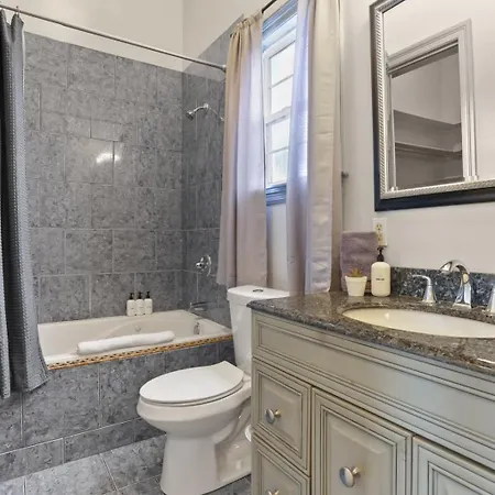 Holiday home 3bd Steps To Saint Charles Gated Parking New Orleans