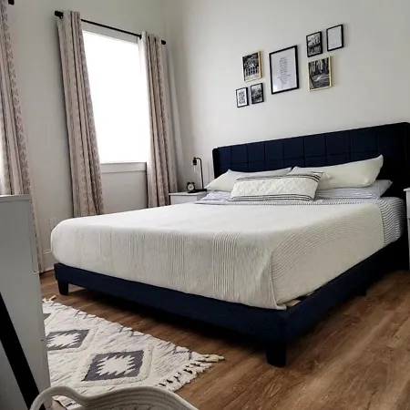 Entire Spacious Vacation - 1 Mile To Attractions