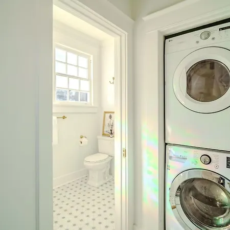 Serene 4 Bedroom Near French Quarter With Wi-fi And Parking Holiday home *