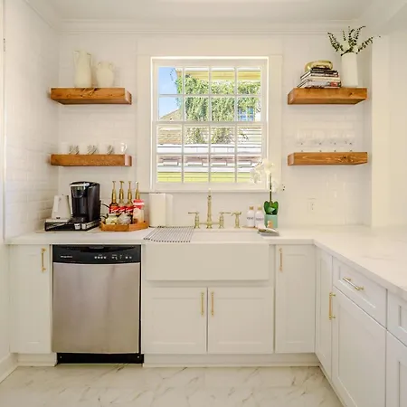 Holiday home Serene 4 Bedroom Near French Quarter With Wi-fi And Parking