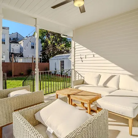 Holiday home Serene 4 Bedroom Near French Quarter With Wi-fi And Parking