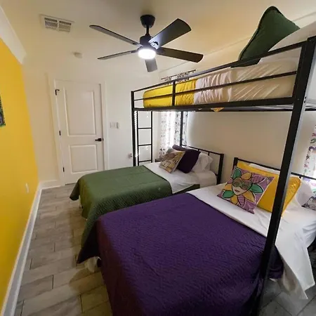 Mardigras Modern 4bedrm Wi-fi Free Parking Holiday home