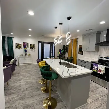 Mardigras Modern 4bedrm Wi-fi Free Parking Holiday home