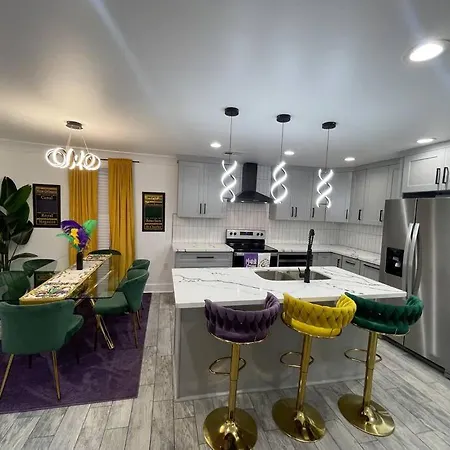 Holiday home Mardigras Modern 4bedrm Wi-fi Free Parking