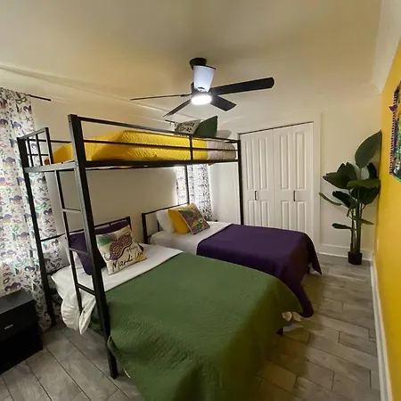 Mardigras Modern 4bedrm Wi-fi Free Parking Holiday home