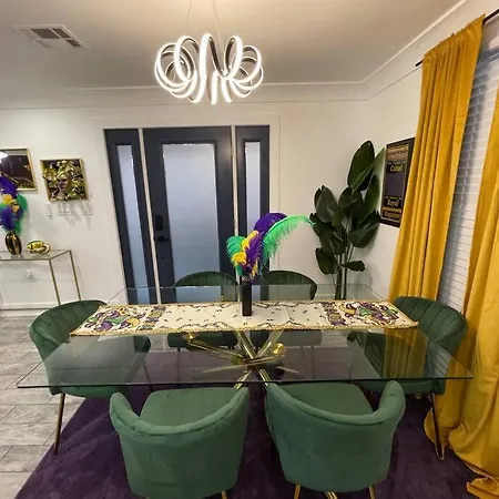 Mardigras Modern 4bedrm Wi-fi Free Parking Holiday home