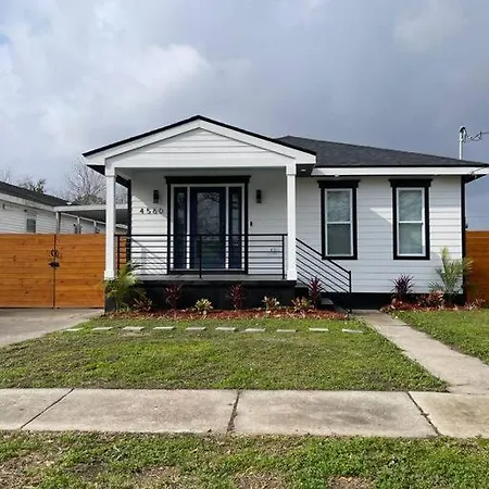 Mardigras Modern 4bedrm Wi-fi Free Parking Holiday home *