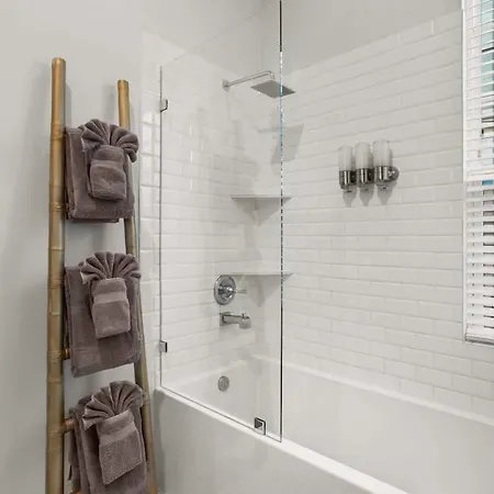 Stylish 2-bedroom In Garden District Apartment *