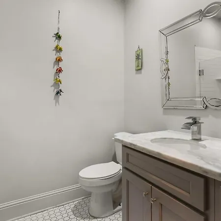 Apartment Stylish 2-bedroom In Garden District