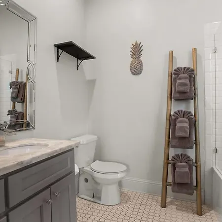 Stylish 2-bedroom In Garden District