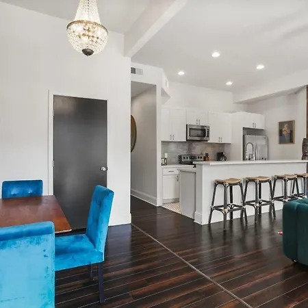 Apartment Stylish 2-bedroom In Garden District
