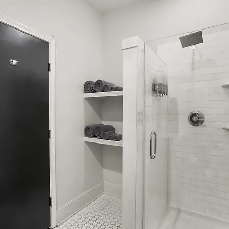 Stylish 2-bedroom In Garden District New Orleans
