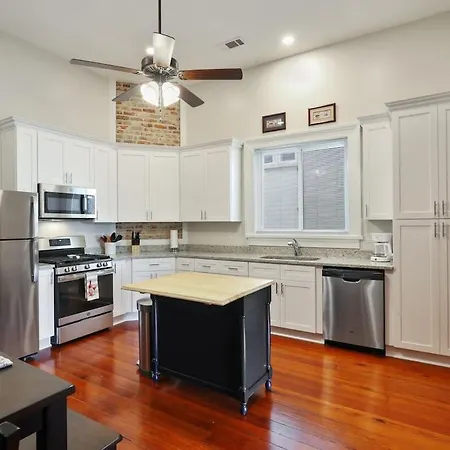 Holiday home Unbeatable 2bd Bayou Luxury Steps To Jazz Fest *