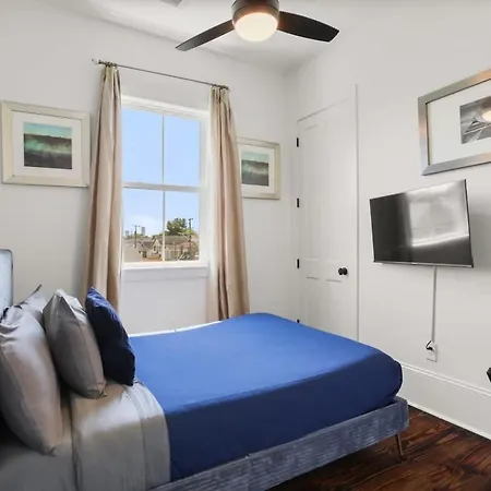 Elegant 4bd With Pool And Off Street Parking *