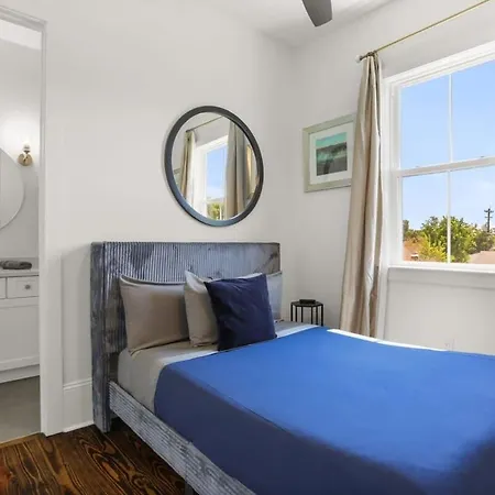 Elegant 4bd With Pool And Off Street Parking Apartment