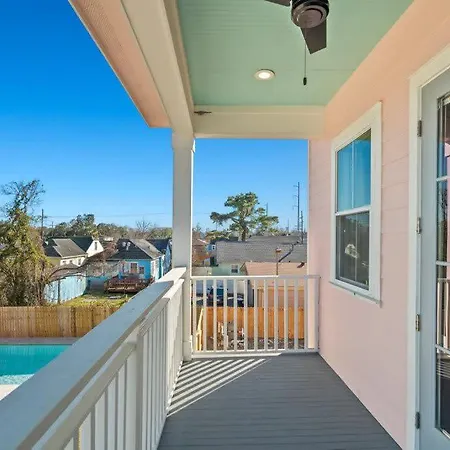 Elegant 4bd With Pool And Off Street Parking