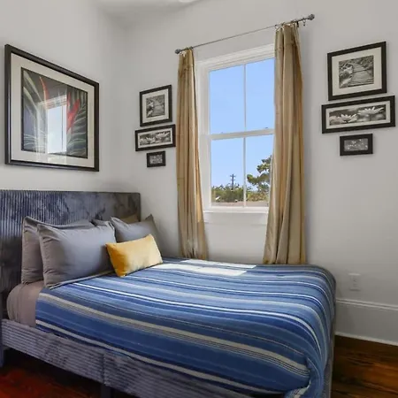 Elegant 4bd With Pool And Off Street Parking Apartment