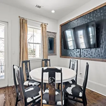 Apartment Elegant 4bd With Pool And Off Street Parking *