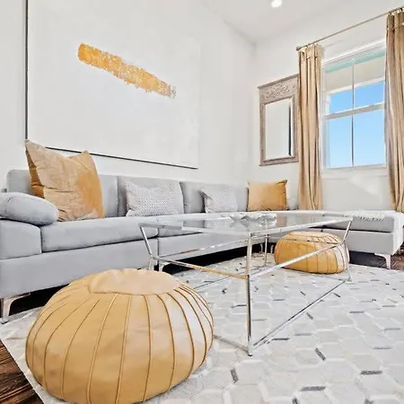 Elegant 4bd With Pool And Off Street Parking Apartment *