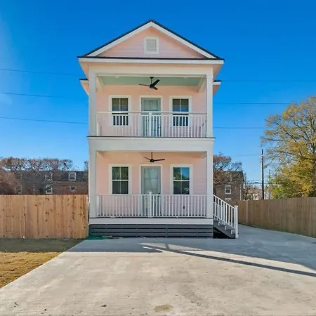 Elegant 4bd With Pool And Off Street Parking Apartment