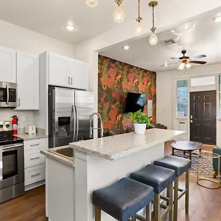 Garden District 3bd 2ba Parking Stylish & Unique Holiday home