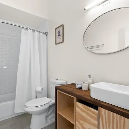 Stylish Creole 1 Bd Location *