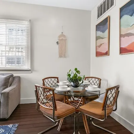 Stylish Creole 1 Bd Location *