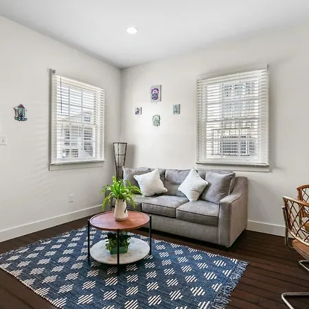 Stylish Creole 1 Bd Location