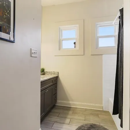 Urban 3 Bedroom Local Art Filled Frenchman Oasis New Orleans
