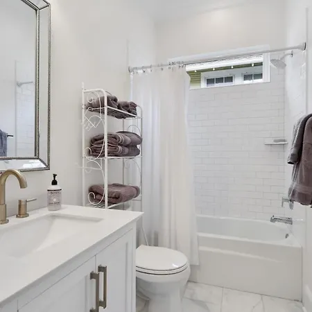 Stunning Luxury 2 Blocks From Streetcar Holiday home