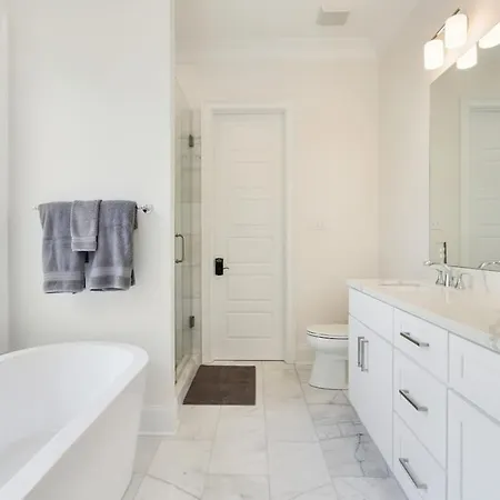 Holiday home Stunning Luxury 2 Blocks From Streetcar *