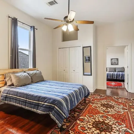 Urban 3 Bedroom Local Art Filled Frenchman Oasis Holiday home New Orleans