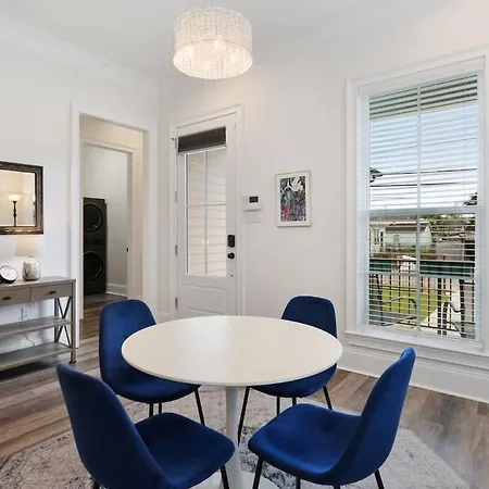 Holiday home Stunning Luxury 2 Blocks From Streetcar *