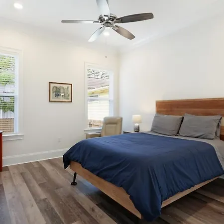 Stunning Luxury 2 Blocks From Streetcar Holiday home