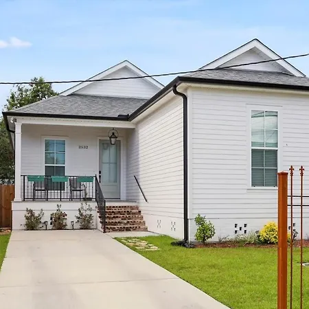 Stunning Luxury 2 Blocks From Streetcar *