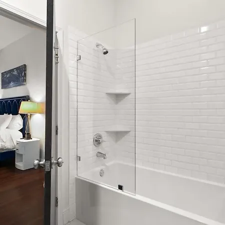 Modern Pristine Stunning 2bd Garden District * New Orleans