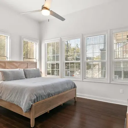 Apartment Modern Pristine Stunning 2bd Garden District *