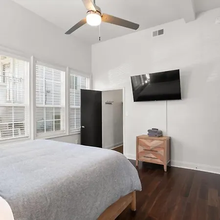 Modern Pristine Stunning 2bd Garden District *