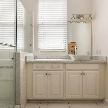 5bed Streetcar Retreat W Outdoor Entertaining Apartment New Orleans