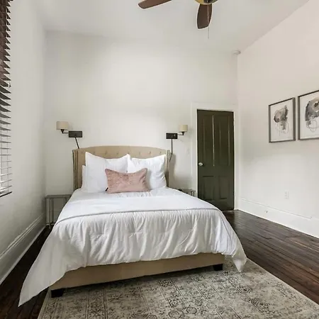 5bed Streetcar Retreat W Outdoor Entertaining Apartment