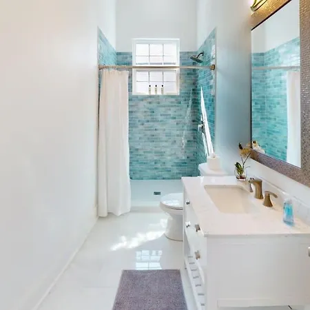 Sunny 5bed W Parking And Direct Streetcar Access Holiday home New Orleans